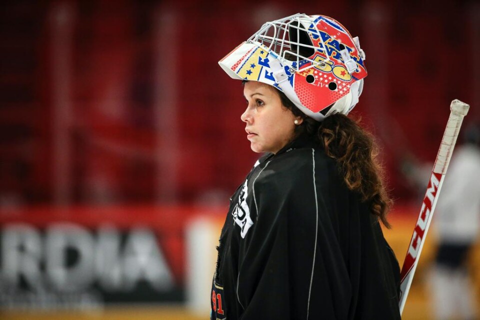 Landslagsmålvakten i ishockey, Valentina Lizana Wallner, slutar blott 25 år gammal. \"Jag gissar att det är så här det känns att göra slut med sitt livs kärlek\", skriver hon i sin blogg på sajten hockeysverige.se. Hon skriver att hon inte längre har mot