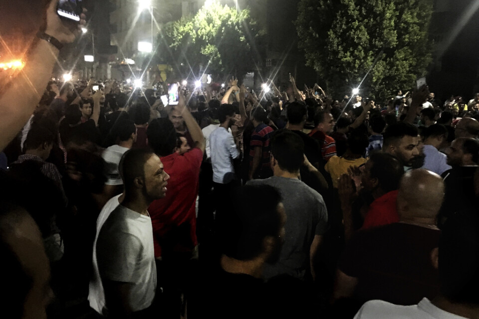 Journalister har gripits och medieorganisationers hemsidor har stängts av egyptiska myndigheter efter protesterna mot president Abd al-Fattah al-Sisi i fredags.