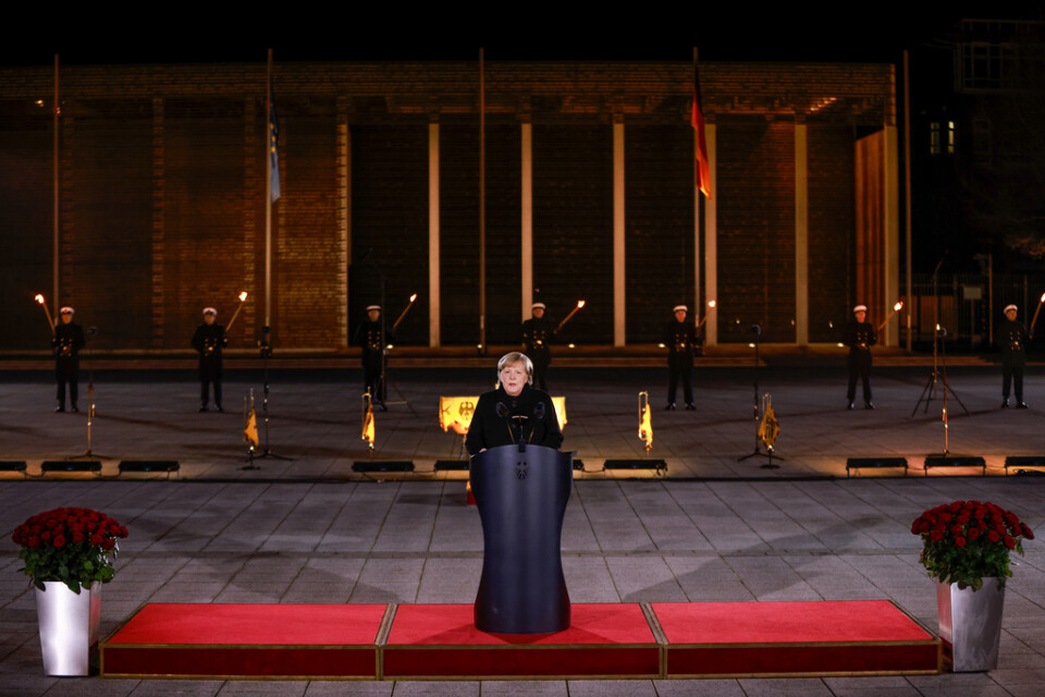 Tysklands avgående förbundskansler tar farväl till makten i ett tal framför försvarsdepartementet i Berlin.