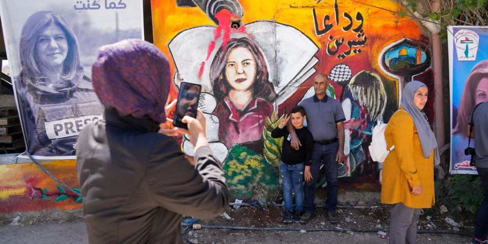 Palestinier besöker platsen där journalisten Shireen Abu Akleh sköts till döds. Arkivbild.
