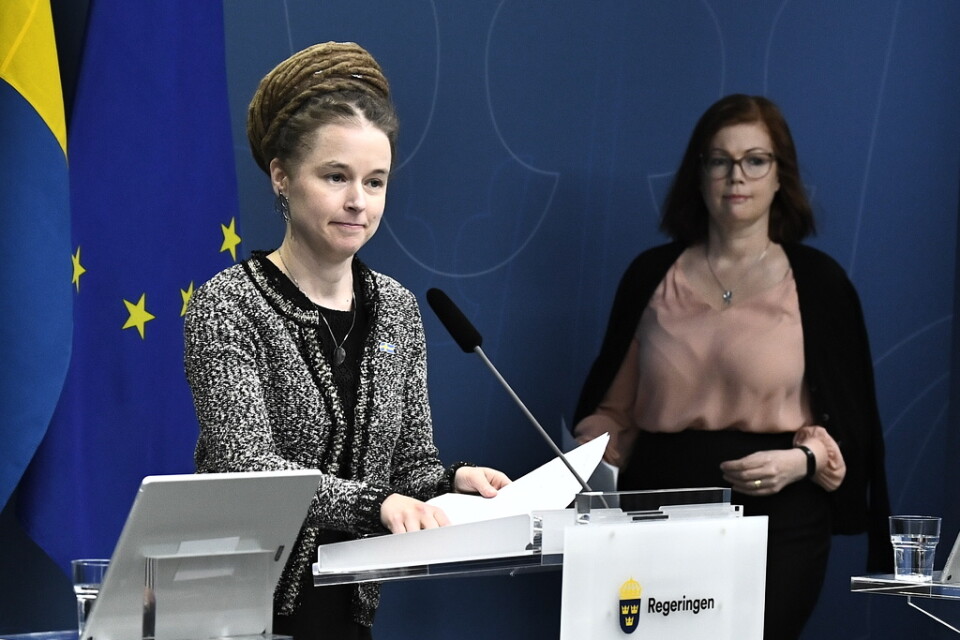 Kultur- och demokratiminister Amanda Lind under en pressträff om Sveriges begravningsverksamhet med anledning av coronaviruset. Till höger Anna Starbrink, hälso- och sjukvårdsregionråd (L) i Region Stockholm.