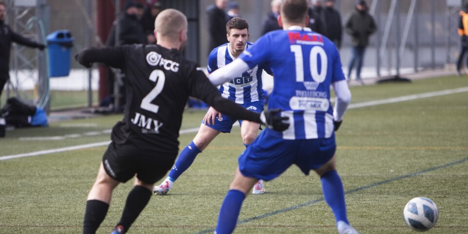 IFK Trelleborgs nyförvärv Indrit Shala, som här har koll på bollen, gjorde sitt fjärde mål på försäsongen mot Veberöd.