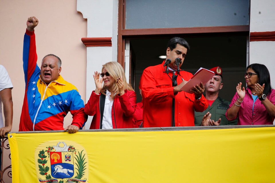 Venezuelas president undertecknar dokumentet som säger att landet bryter de diplomatiska förbindelserna med USA.