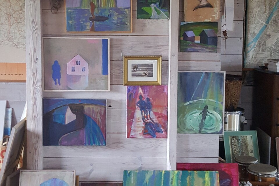 Marias Lundmarks tavlor hänger samlade i ett hörn av ateljén. ”Vi har precis haft en utställning”, säger hon.
