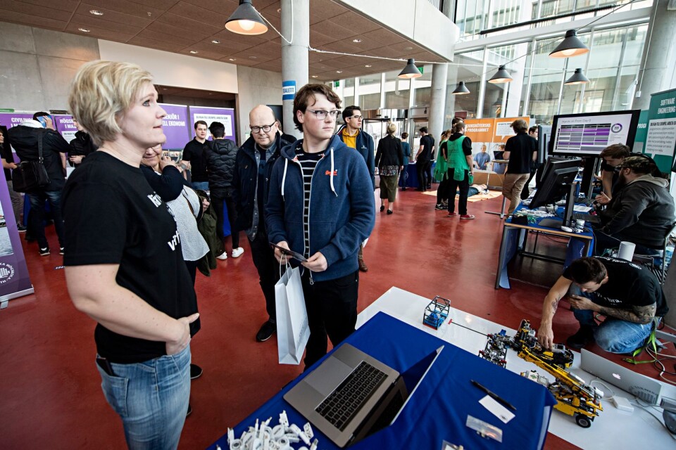 Jacob Wattwil från Kristianstad besökte BTH under lördagen för att få veta mer om den nya utbildningen mjukvaruutveckling inom civilingenjörsprogrammet. Här samtalar han med Anna Eriksson från BTH.