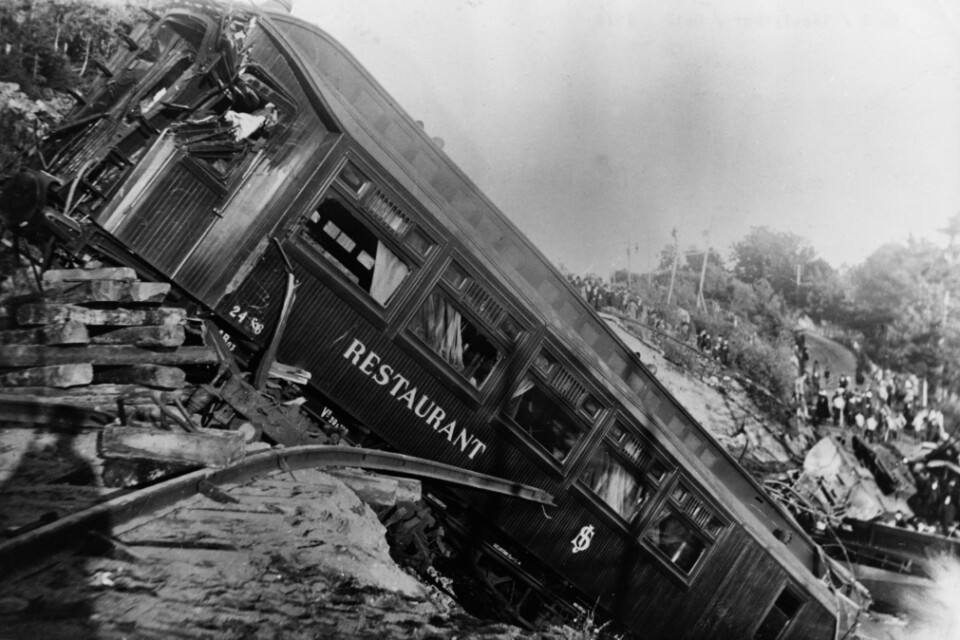 Banvallen hade underminerats av regn och snälltåget med sju vagnar störtade nedför branten. Olyckan inträffade vid Bråviken i oktober 1918.