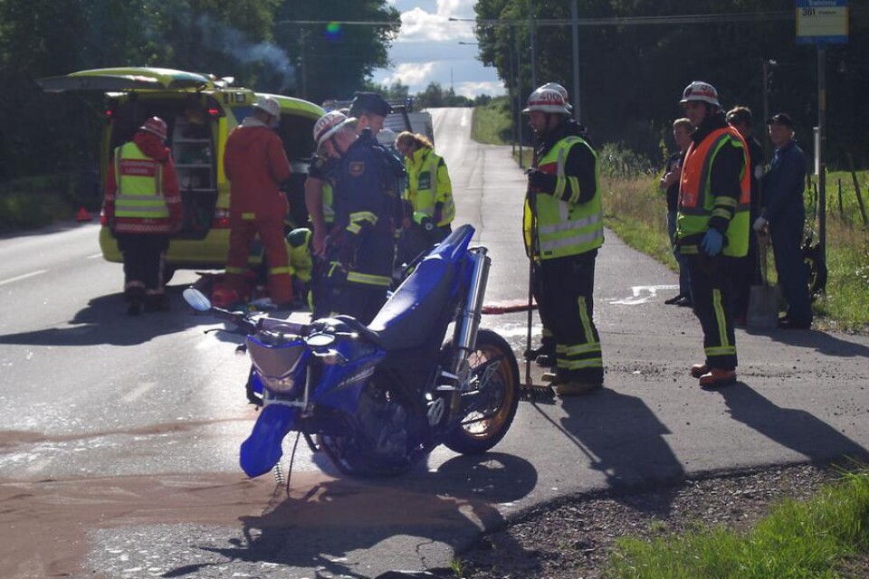 Motorcykelns framhjul slets av vid kollisionen med personbilen.
