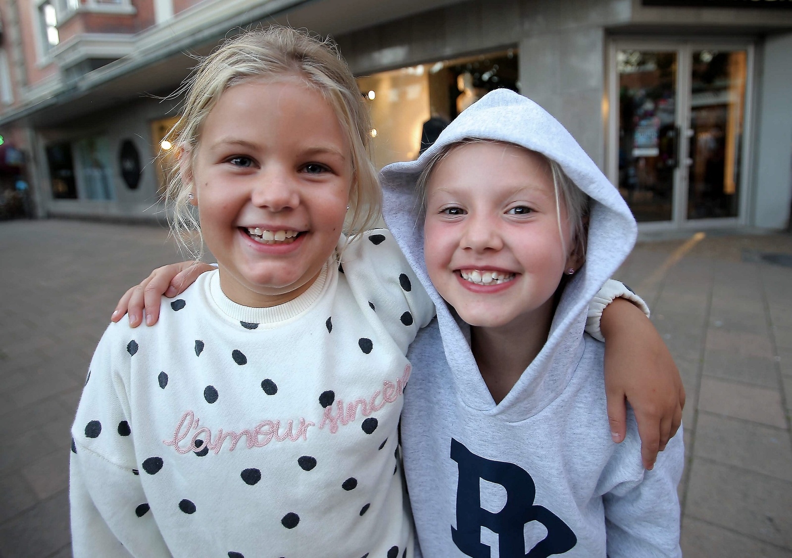 Molly Nordh och Ebba Lindgren väntade på Robin Stjernberg.  Foto: Stefan Sandström