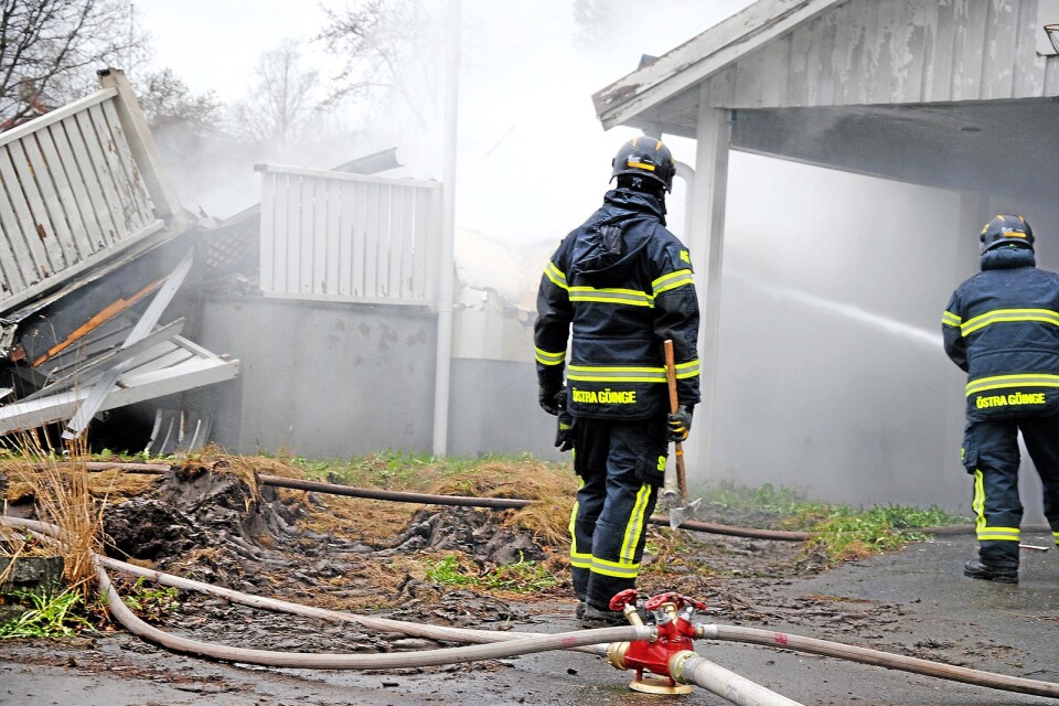 Sent på tisdagskvällen kom larm om att en villa i centrala Sibbhult stod i brand. Villan brann ner helt och vid lunchtid på onsdagen beräknades fortfarande eftersläckningsarbetet pågå ett tag till