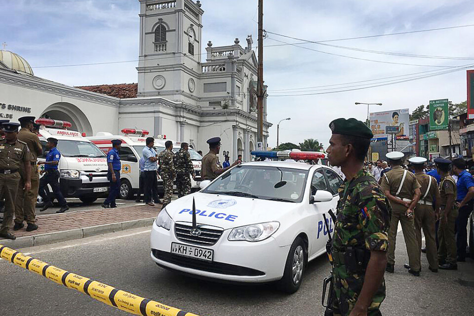 Polis utanför kyrkan i huvudstaden Colombo i Sri Lanka.