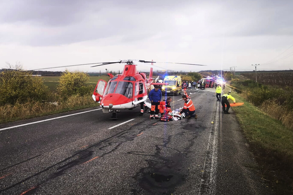 En ambulanshelikopter vid olycksplatsen nära orten Nitranske Hrnciarovce utanför staden Nitra.