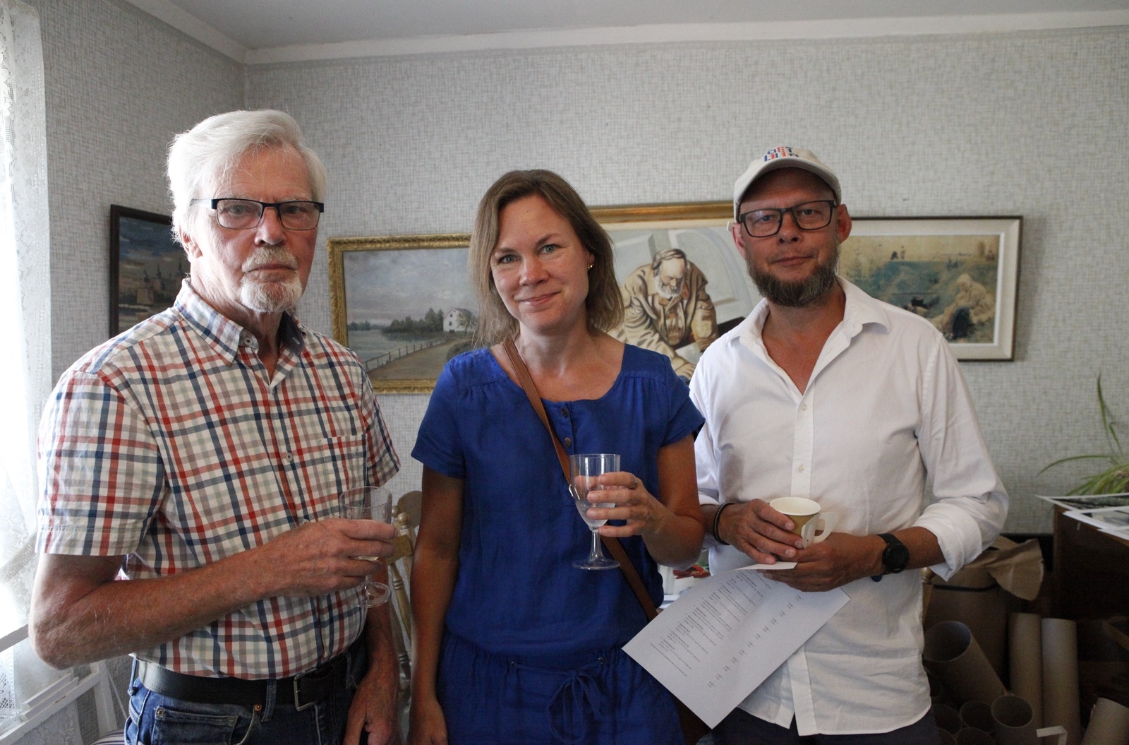 Åke Eskilsson, Anna Eskilsson och Anders Åberg kom från Södermöre och Kalmar för att kika på utställningen, som visas på Olssonska gården till och med den 29 juli.