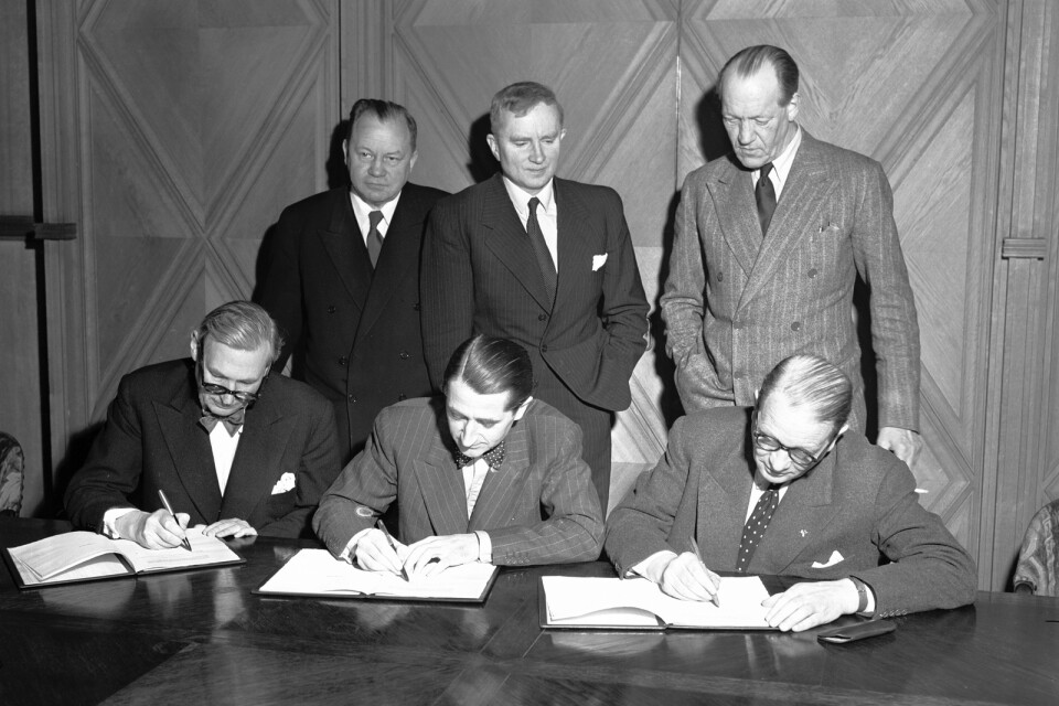 Undertecknandet av avtalet som bildar SAS, ett exempel på samverkan mellan staten och kapitalet. Längst ner t.v. Marcus Wallenberg.