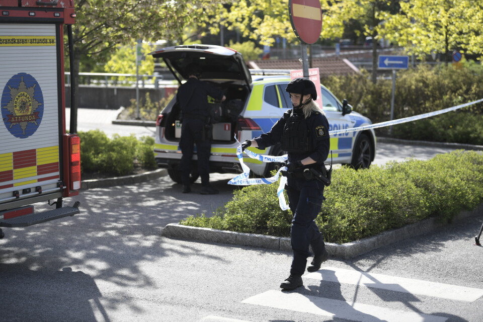 Polisen spärrar av området kring kommunhuset i Kungsängen i Upplands-Bro kommun väster om Stockholm, där ett misstänkt farligt föremål har hittats.