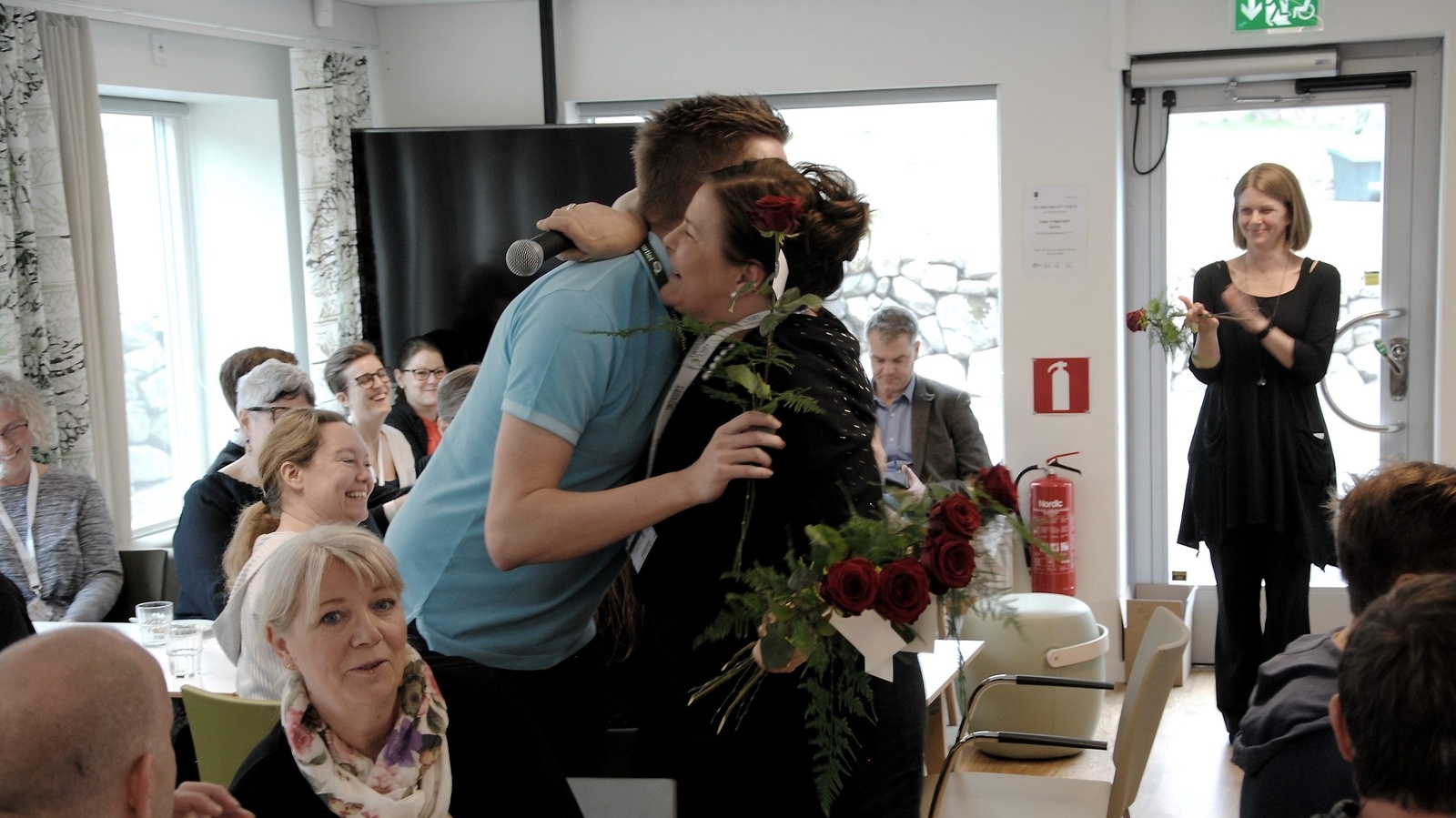 Kommunhuset invigdes på torsdagen för de som jobbar i byggnaden. Här kramas Niklas Larsson (C) och kommunchefen Petra Gummesson.