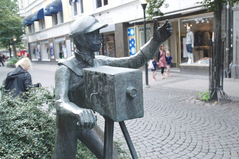 En skulptur på Östra Storgatan i Kristianstad, utanför Filmmuseet, som visar var den svenska filmhistorien vevades igång.