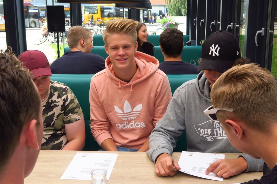 Rasmus Persson och hans vänner ser fram emot ett skrovmål på den nyöppnade hamburgerbaren Angus