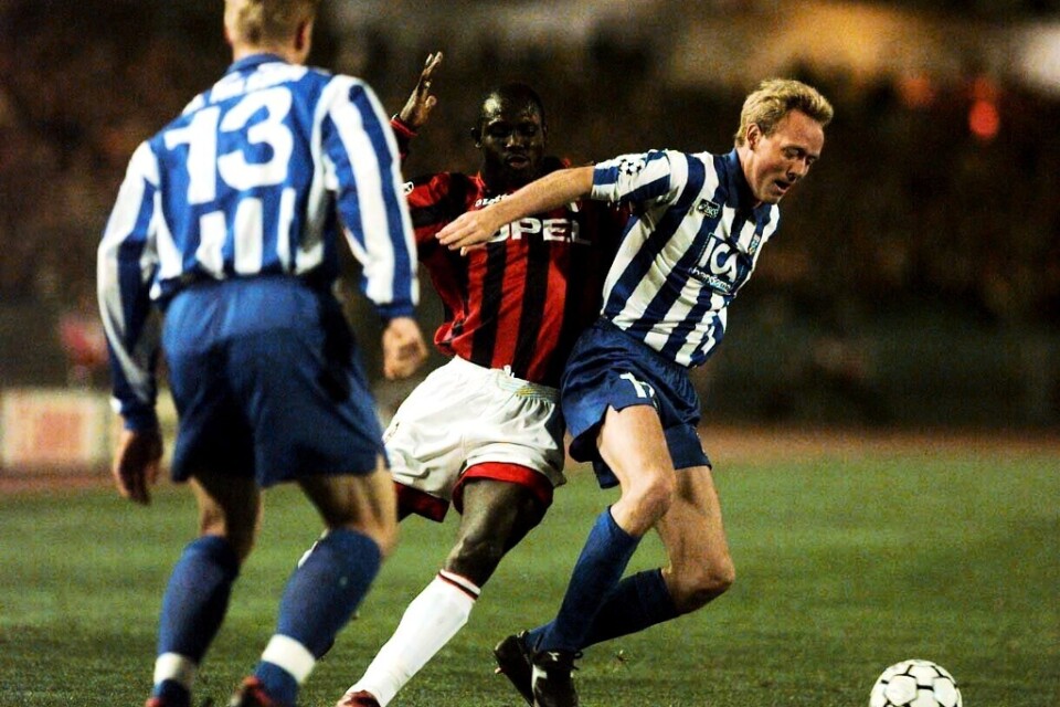 Stefan Lindqvist i kamp med George Weah när IFK Göteborg mötte Milan i Champions League 1996. Till vänster ses Mikael Nilsson.
