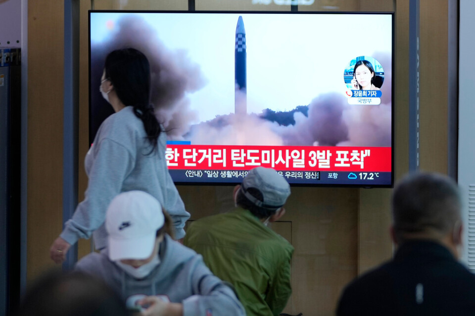 Människor tittar på ett nyhetsinslag om Nordkoreas senaste robottest på en tågstation i Sydkoreas huvudstad Seoul.