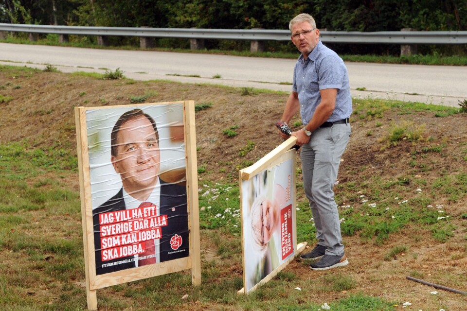 Socialdemokraterna i Uppvidinges toppnamn Niklas Jonsson (S) fick rycka ut på onsdagsmorgonen för att återställa skyltarna.