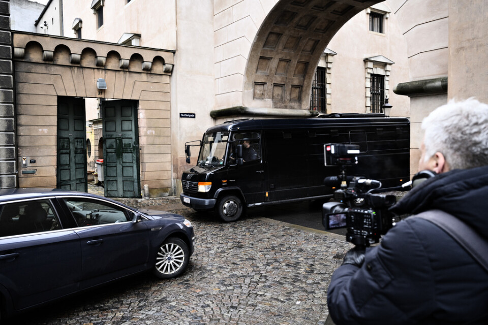 Polisfordon utanför domstolen där häktningsförhandlingarna hölls i Köpenhamn.