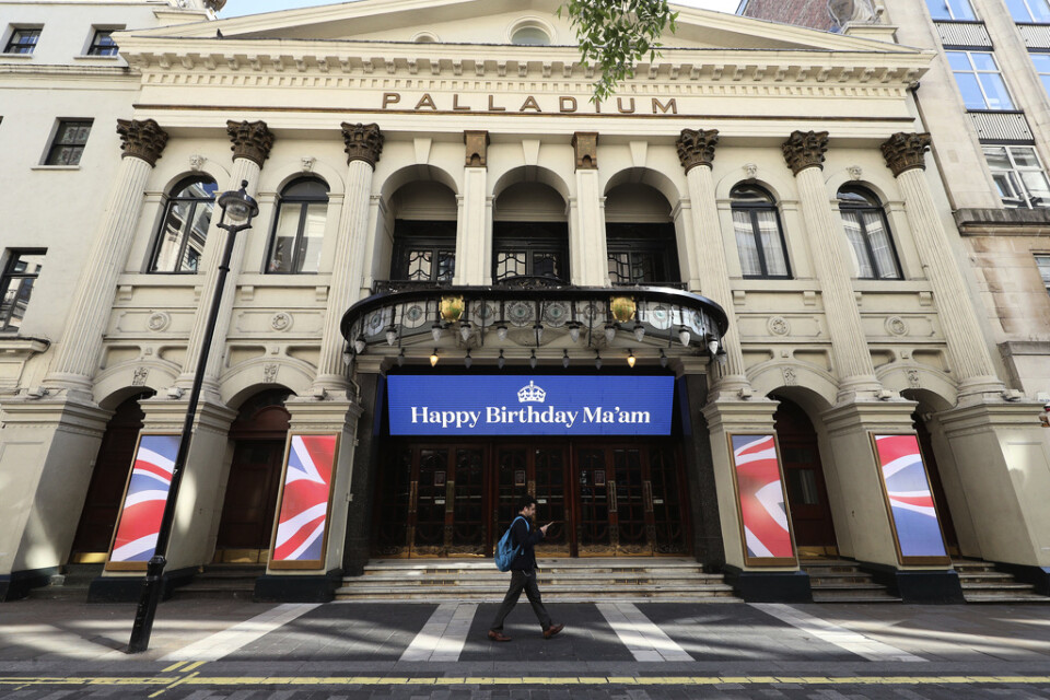 The London Palladium är en av de teatrar som nu tvingas göra paus i verksamheten. På bilden firar man Drottningens födelsedag.
