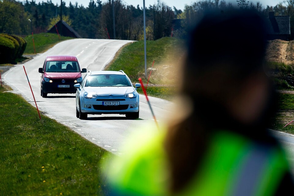 Hastighetskontroll på Hallingavägen Fjärlkinge-Rinkaby. trafikpolis Petra Löfvall mäter hastigheten
