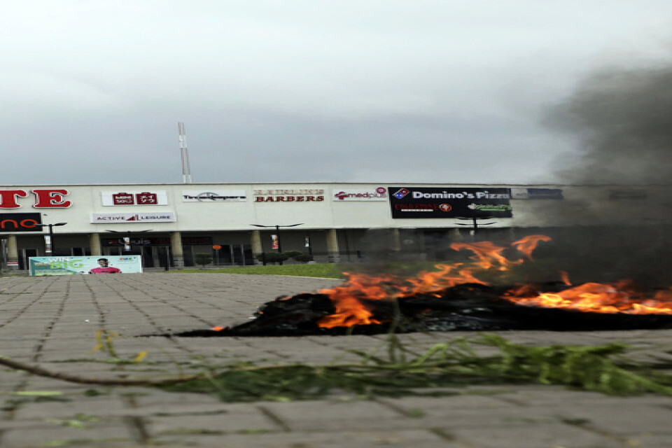 Brand utanför en affär i Abuja i Nigeria efter hämndattacker mot sydafrikanska företag. Arkivbild.