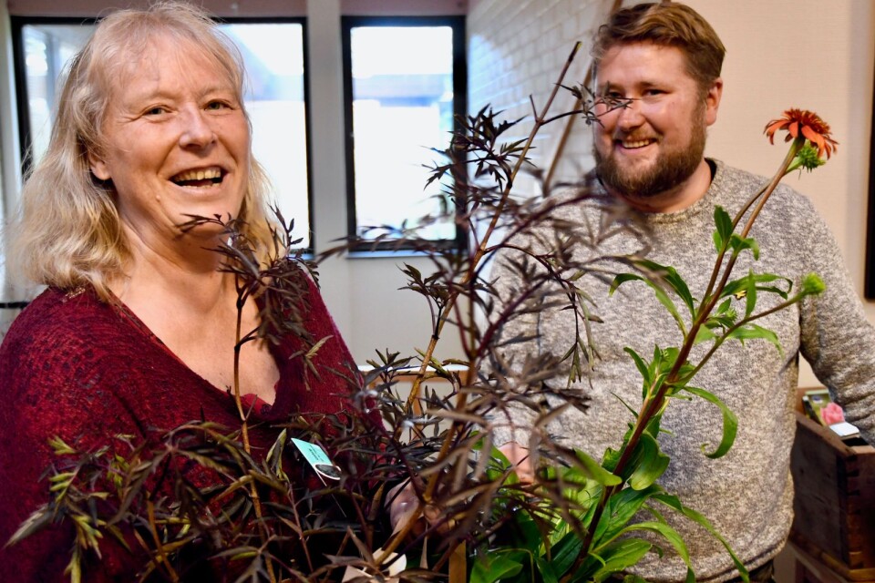 Christina Germundsson från Linneryd passade på att botanisera bland Ulrik Johanssons växter under 30-årsfirandet av Urshults trädgårdsförening.