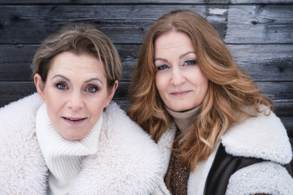 Sångerskorna Helen Sjöholm och Anna Stadling är aktuella med turnén ”Snö & Marschaller”.