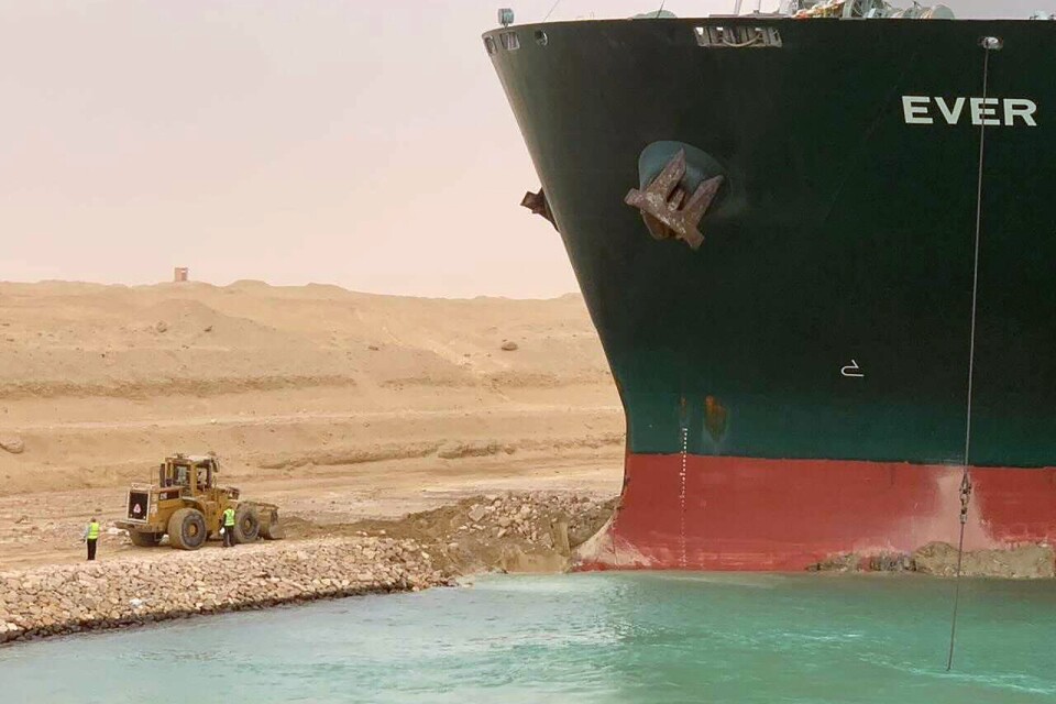 Containerfartyget Ever Given fastnade i onsdags med fören i sanden längs Suezkanalens ena sida. Maskiner sattes in för att gräva loss fartyget, som blockerade hela kanalens bredd.
