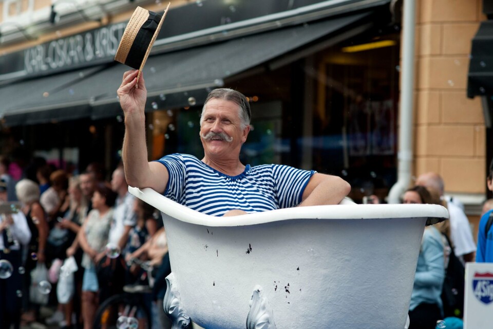 Per-Anders Gustafsson, som spelar i farsen Smällar man får ta, tog sig an vattentemat med ett bad.