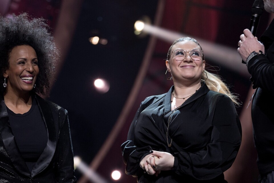 Marika Carlsson och Sarah Dawn Finer är programledare i Malmö Arena i morgon kväll. Var grabbarna är får vi veta först under sändningen. Foto: Jörgen Johansson
