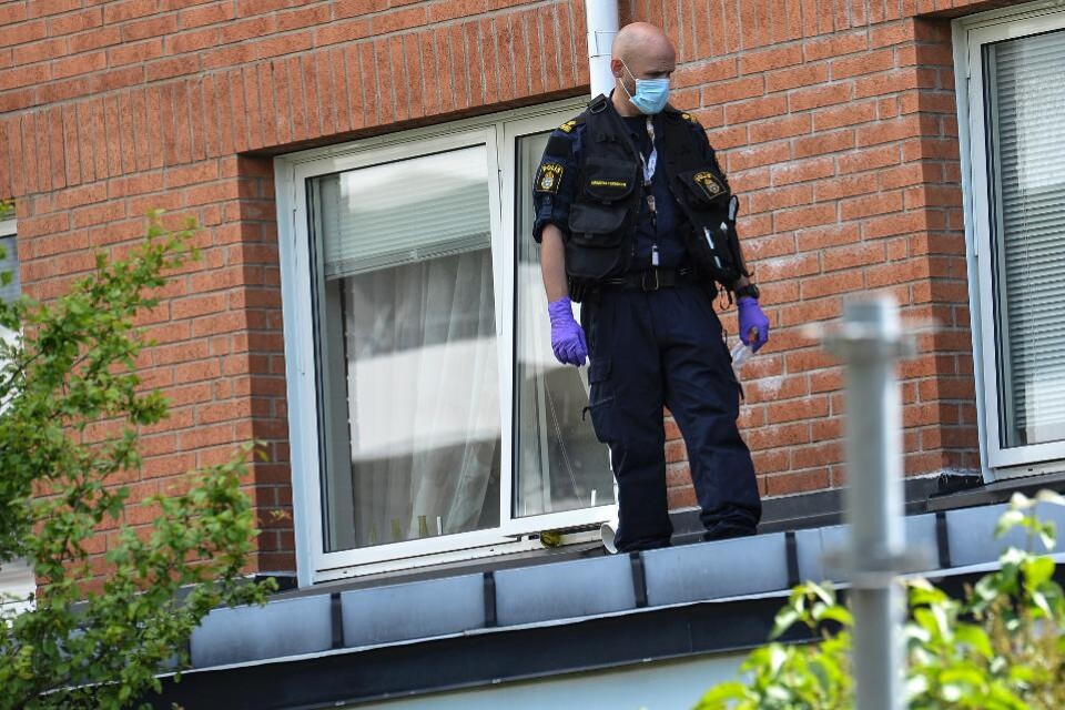 En 25-årig man har gripits och anhållits misstänkt för inblandning i attacken med två handgranater mot ett flerfamiljshus i Malmöområdet Kroksbäck på midsommardagen. Mannen, som tidigare var anhållen i sin frånvaro, misstänks för försök till mord samt a