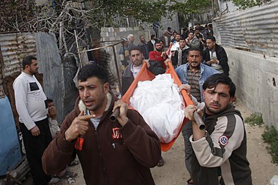 Ett offer för en israelisk robotattack begravs på Gazaremsan.