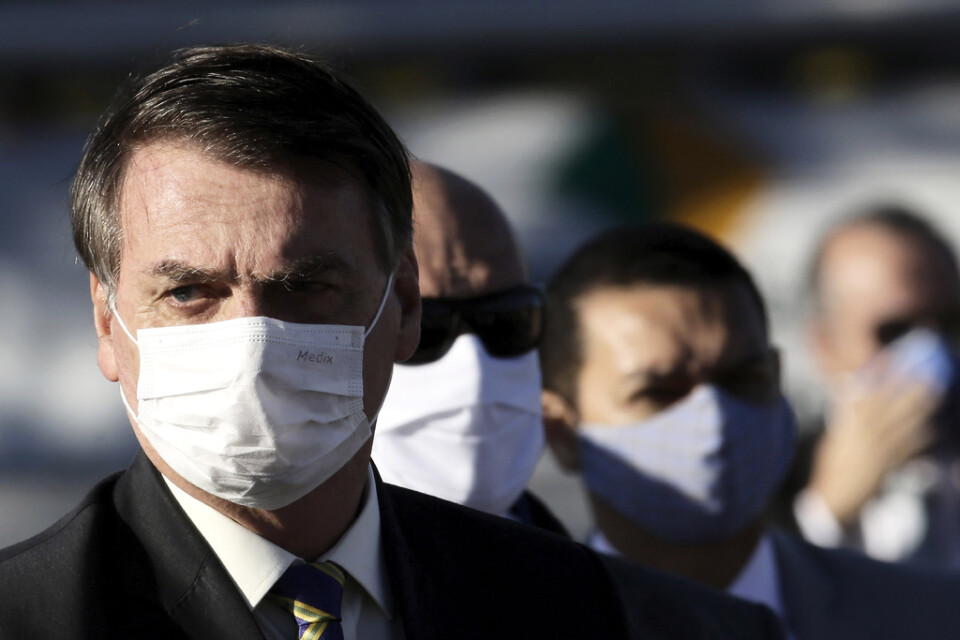 Brasiliens president Jair Bolsonaro med munskydd. Tidigare i veckan dömdes den coronaskeptiske presidenten av en domstol att bära munskydd när han rör sig i offentliga sammanhang, annars väntar böter.