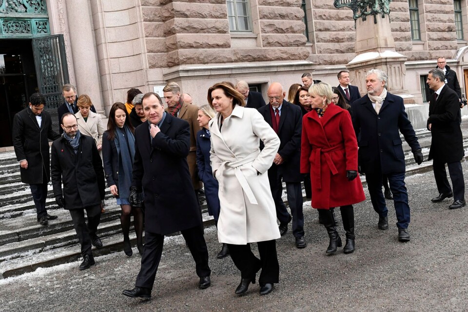 Inte den bästa – men den enda tänkbara i rådande läge. Stefan Löfven och hans nya regering på väg till Stockholms slott för konselj.