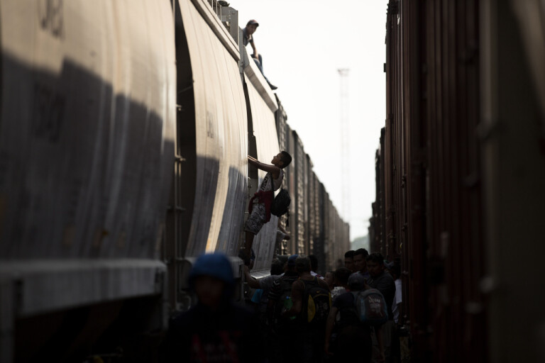 Fem migranter funna döda i tågvagn