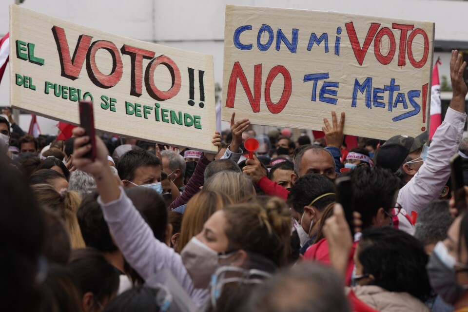 "Försvara folket röst", "Fiffla inte med min röst" – Fujimoris anhängare demonstrerar i Perus huvudstad Lima tidigare i veckan.