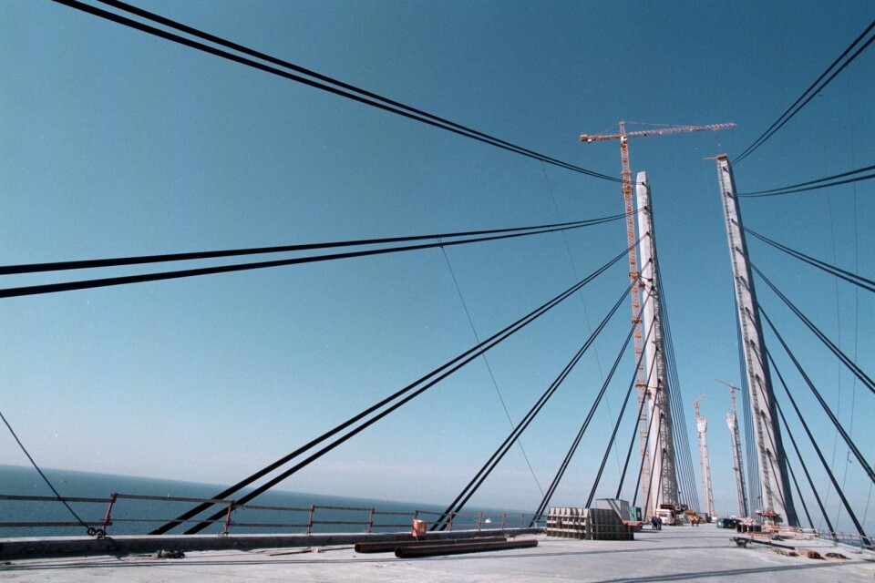 Öresundsbron under konstruktion 1999. En framtidsbild av hur det kan komma att se ut i Umeå.