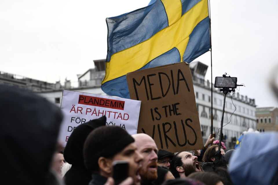 Lördagens konspirationsteoretiska demonstration i Stockholm blev hårt kritiserad, bland annat från regeringshåll. Arrangörerna samlade hundratals personer i trots mot virusrestriktionerna.