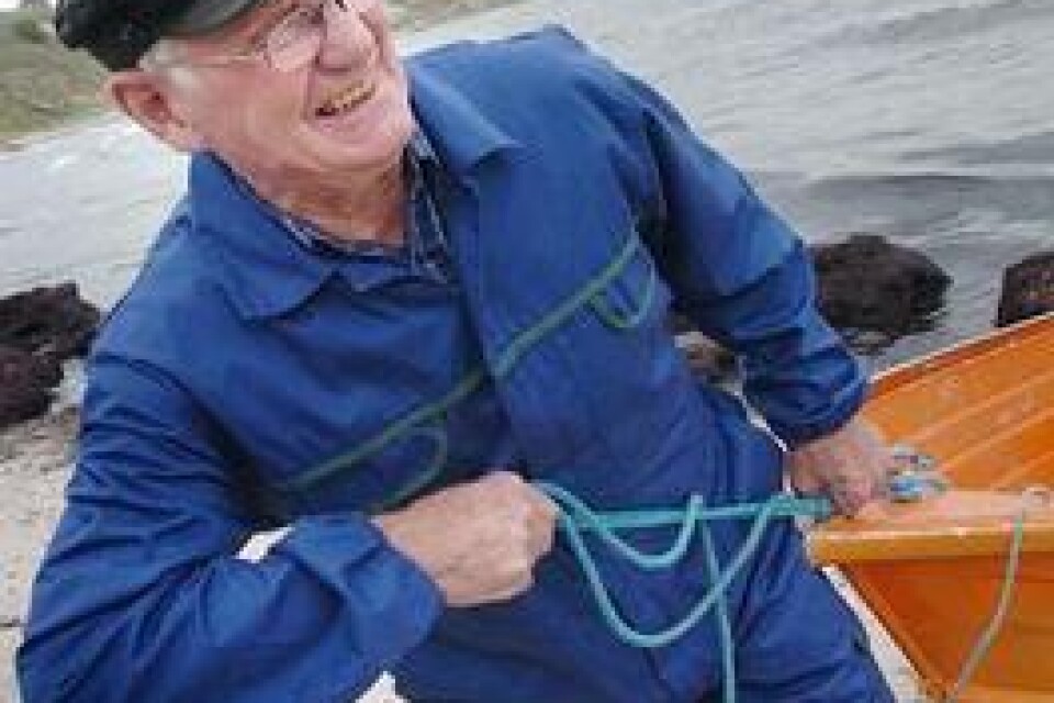 Bild: Bass Nilsson Så fort det är fint väder är Herbert Wallin vid sin båt som en hök. 79 år gammal är han fortfarande aktiv som fiskare. "Snart växer det väl ut fenor på mig" säger han.
