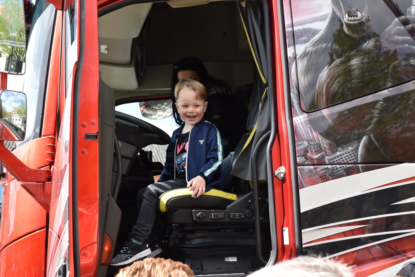 Femåriga Olle Klevfors testsitter lastbilen som Tanja Couchér kört ned från Vara.