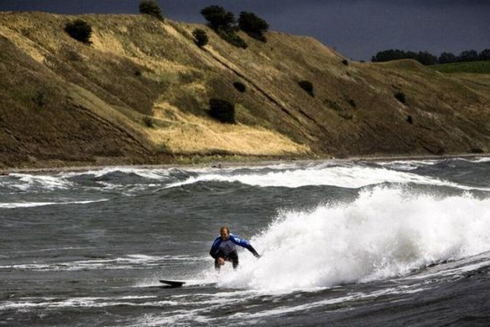 Hårda vindar från sydväst betyder bra surfing i Kåseberga, ett av få bra surfställen i landet. Bild: Albin Brönmark