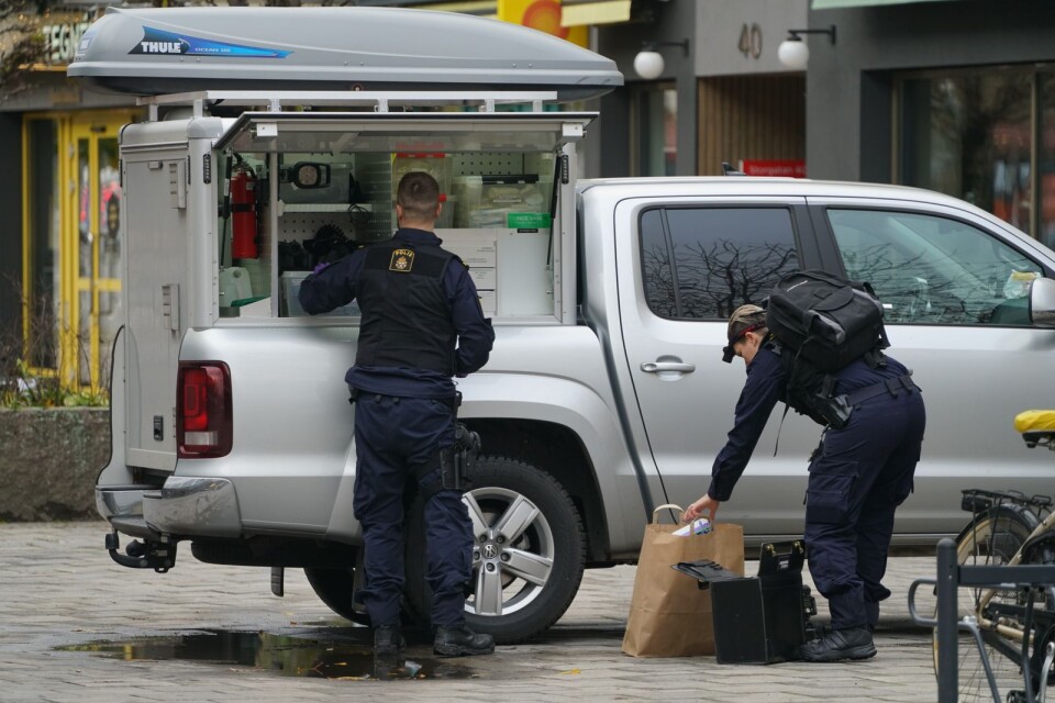 Polisens tekniker undersöker den misstänkta brottsplatsen på Storgatan.