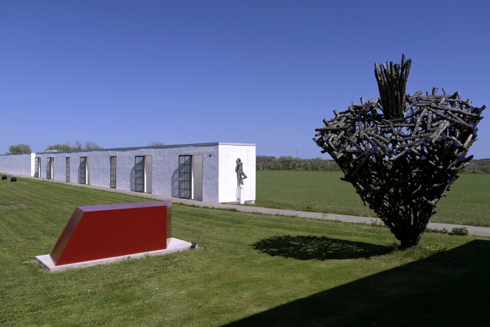 Körsbärsgården i Sundre har numera visningsträdgård, konsthall och skulpturpark. Här syns verk av Akiko Horio, Maria Miesenberger och Tage Andersen. Arkivbild.