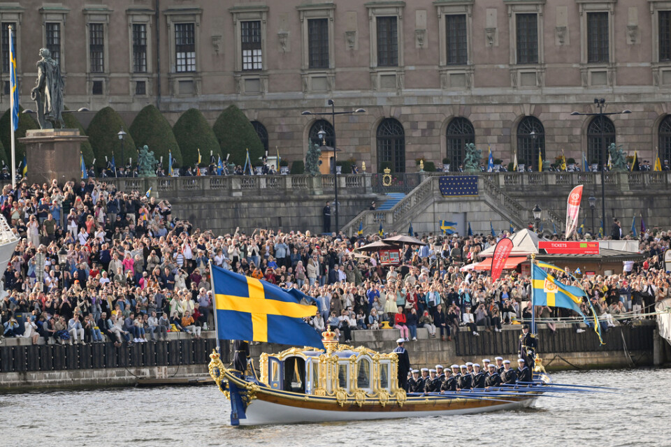 Kung Carl Gustaf och drottning Silvia möttes av folk och fanor när den kungliga slupen Vasaordern lade till vid slottet efter kortegen.
