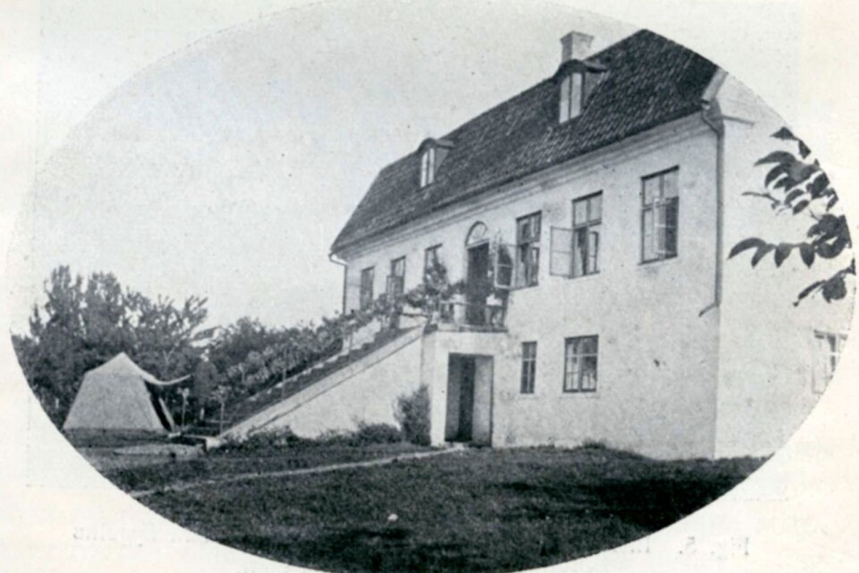 Under sina jaktresor med Kungliga jaktklubben 1864, 1866 och 1868 bodde Karl XV på Rosenfors. Kungen gjorde sig väl hemmastadd, nojsade med pigorna i köket och inspekterade Enemans stall. Foto: Fredrik Kock 1866.