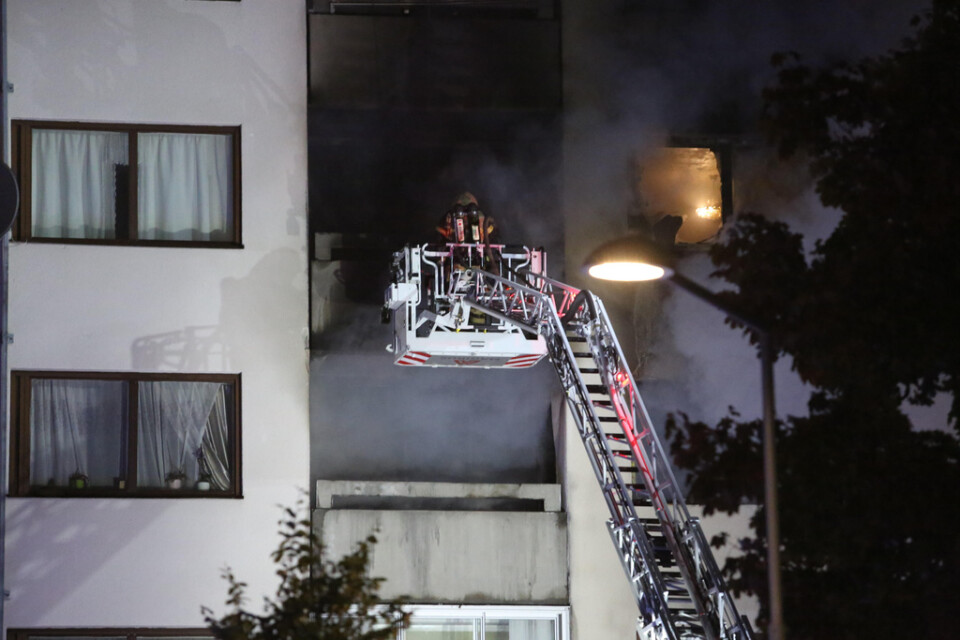 Tolv personer fördes till sjukhus efter en brand i en lägenhet i ett flerfamiljshus i Bredäng i södra Stockholm natten mot söndagen.