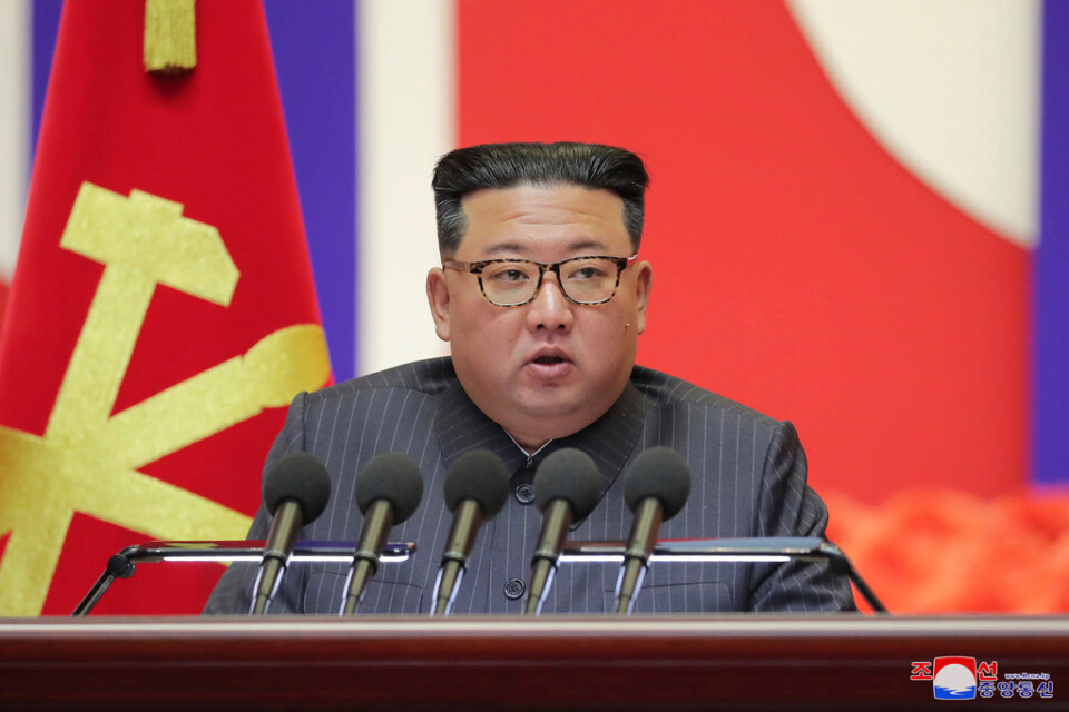 Nordkoreas diktator Kim Jong-Un. Bilden kommer från landets statliga nyhetsbyrån och uppges visa Kim Jong-Un under ett tal i Pyongyang den 10 augusti.